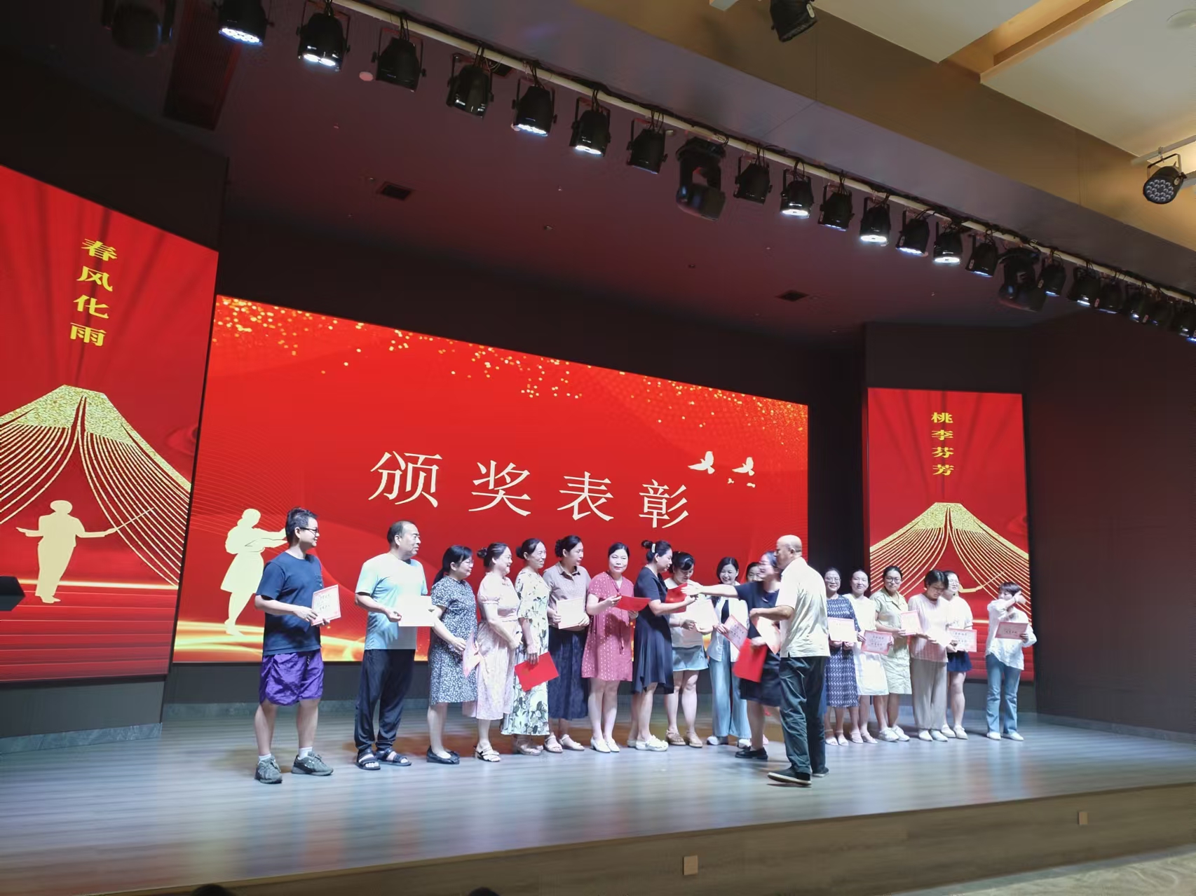 9月10日，曙光学校教师节文艺晚会在九州官方网站入口-(中国)官方网站
溢香园酒店举办